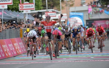 Giro, a Foligno doppietta allo sprint di Greipel