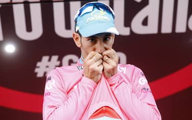 Italian Vincenzo Nibali of team Astana celebrates the pink jersey of the overall leader on the podium of the 20th stage of the 99th Giro d'Italia, Tour of Italy, from  Guillestre to Sant'Anna di Vinadio on May 28, 2016. 
Starting the day second at 44sec behind leader Esteban Chaves, Italian Vincenzo Nibali puts 1min 35sec into the Colombian to snatch the pink jersey. / AFP / LUK BENIES        (Photo credit should read LUK BENIES/AFP/Getty Images)