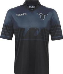 Ironia di Le Monde: Lazio da trasferta in camicia nera. Il club: che attacco assurdo