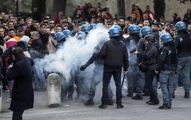 Roma nel caos. L'assedio dei tifosi del Galatasaray, due accoltellati