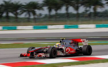 Fulmine Hamilton a Sepang: miglior tempo nelle libere