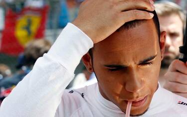 Hamilton sfreccia fuori pista: multato per guida pericolosa