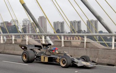 epa02425943 Former Formula One champion Emerson Fittipaldi, of Brazil, drives a replica of a Lotus '72 racing car through the streets of Sao Paulo, Brazil, on 02 November, to promote the Formula One GP race to be held at the weekend at the Interlagos racetrack in Sao Paulo.  EPA/Sebastiao Moreira