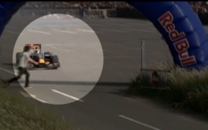 Incidente in F1: un uomo attraversa la pista. E salta l'auto