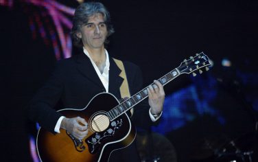 BIRMINGHAM - JANUARY 11:  Ex F1 World Champion Damon Hill plays guitar during the F1 Awards at the 2003 Grand Prix Party at the NEC Arena in Birmingham, England on January 11, 2003. (Photo by Bryn Lennon/Getty Images)