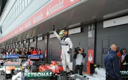 Silverstone, super Mercedes: pole Hamilton, disastro Ferrari
