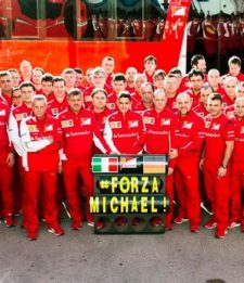 La Ferrari saluta Schumi un mese dopo: "Forza Michael!"