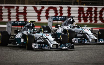 Sakhir, Mercedes show: Hamilton vince, Ferrari indietro