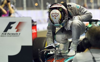 Hamilton mette la freccia: vince a Singapore ed è leader