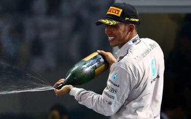HAMILTON CAMPIONE DEL MONDO. VINCE IL DUELLO NEL DESERTO