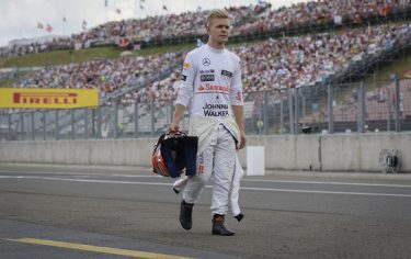 epa04331711 Danish Kevin Magnussen of McLaren walks off the track after he crashed with his car during the qualifying session on the Hungaroring circuit in Mogyorod, 23 kms north-east of Budapest, Hungary, 26 July 2014, one day ahead of the Formula One Hungarian Grand Prix.  EPA/Zsolt Czegledi HUNGARY OUT