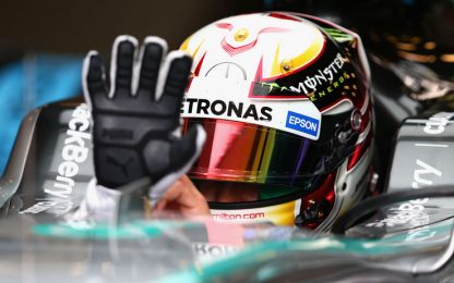 Lewis se la ride sotto il casco: "Una Mercedes fantastica"
