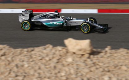 Lewis, pole nel deserto: quarta consecutiva. Vettel è super!
