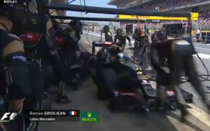 Lotus, pit stop da brivido: Grosjean stende un meccanico