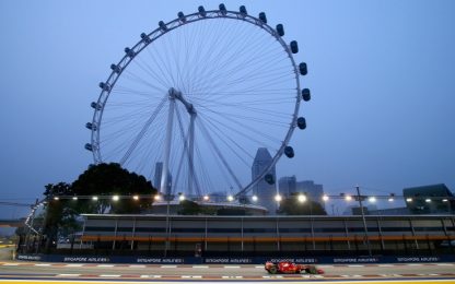 Ferrari, la ruota gira: pole di Vettel a Singapore, Kimi terzo. Soffre la Mercedes