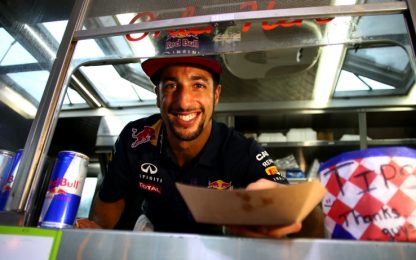 Dalle gare alle patatine col ketchup, Ricciardo commesso per un giorno