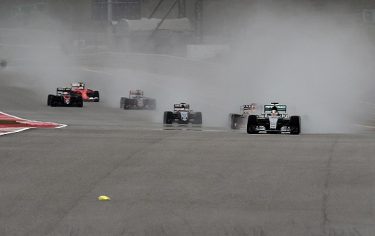 Mercedes AMG Petronas British driver Lewis Hamilton and other drivers race during the US Formula One Grand Prix at the Circuit of The Americas in Austin, Texas, on October 25, 2015. AFP PHOTO/JEWEL SAMAD        (Photo credit should read JEWEL SAMAD/AFP/Getty Images)