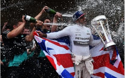 Fiumi di champagne sul Mondiale di Hamilton, la pazza festa Mercedes