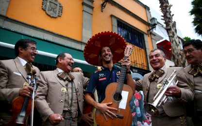 Ricciardo il messicano: con il sombrero tra i Mariachi