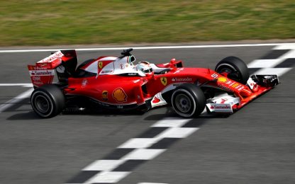 Ferrari-Mercedes, duello già dai test: Vettel leader, Hamilton insegue