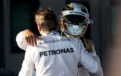 Rosberg: "Fantastico battere la Ferrari". Hamilton lo abbraccia