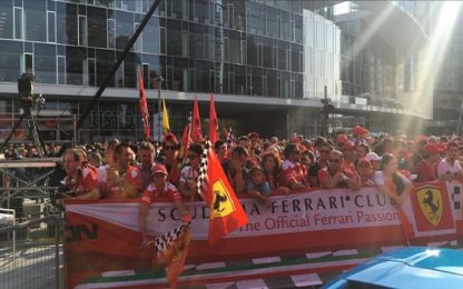 Tutti per la Ferrari: a Milano bagno di folla per Seb e Kimi