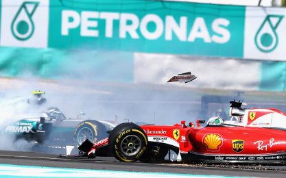 Grosso guaio a Sepang: le foto del botto di Vettel