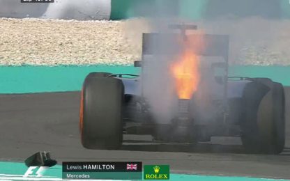 Vettel out, Lewis tra le fiamme. Vince Ricciardo