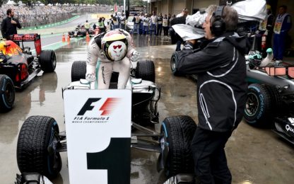 Pioggia e safety car: vince Hamilton, Rosberg 2°