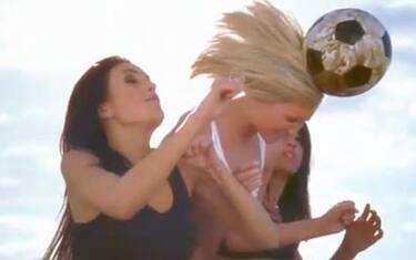 Keep on jumpin', il calcio femminile (nel fango) in musica