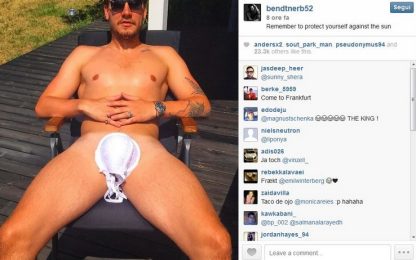 Bendtner nudo twitta: "Ricordatevi la protezione solare"
