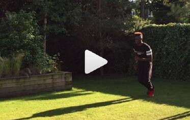 Balotelli, capriole in giardino dedicate a Oba Martins