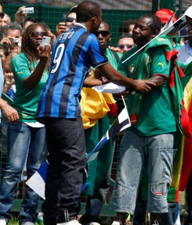 Inter Milan's soccer team newly signed-in striker Samuel Eto'o of Cameroon is greeted by Cameroon supporters at the Inter Milan headquarter in Appiano Gentile, Italy, Tuesday, July 28 2009. Eto'o moved from Barcelona to Inter Milan after he scored 34 goals for Barcelona in the last season, including the opener goal in the Champions League final. (AP Photo/Luca Bruno)