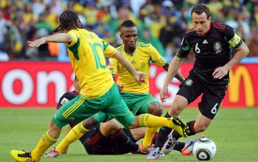 sport_calcio_mondiali_2010_sudafrica_pienaar_torrado_ansa