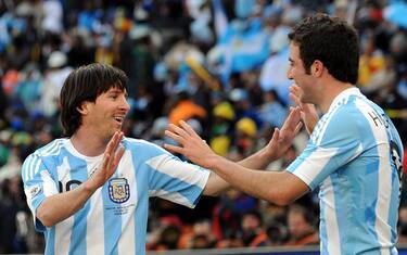 sport_mondiali_2010_argentina_sud_corera_messi_higuain_abbraccio_ansa