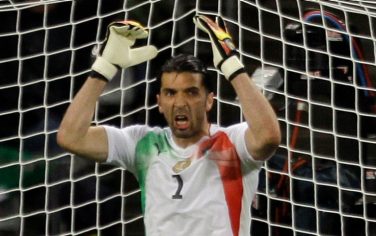 Paraguay's Antolin Alcaraz, third from left, celebrates with a fellow team member after scoring a  penalty goal, as Italy goalkeeper Gianluigi Buffon, left, reacts after failing to stop the shot during the World Cup group F soccer match between Italy and Paraguay in Cape Town, South Africa, Monday, June 14, 2010.  (AP Photo/Julie Jacobson)