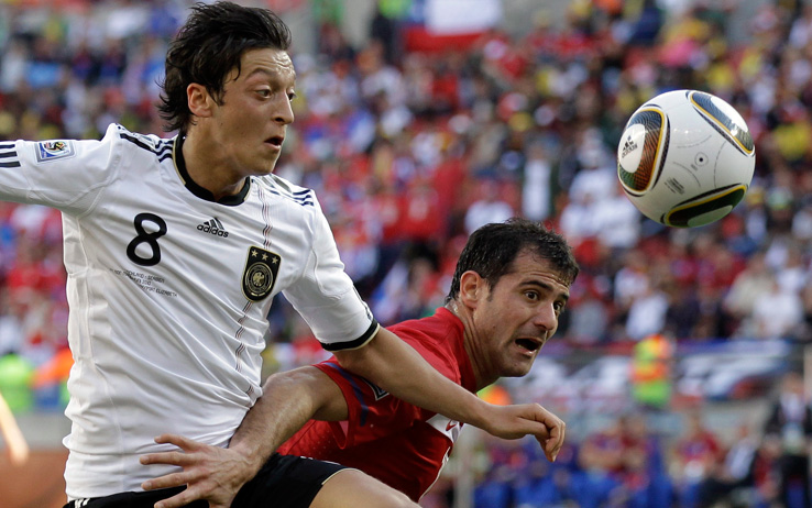 germania_serbia_ozil_stankovic_ap