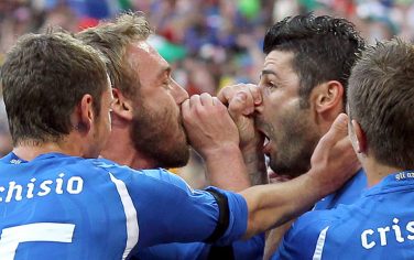 epa02212785 Italy's Daniele de Rossi (2nd L) and Vincenzo Iaquinta (2nd R) celebrates his penalty shot goal during the FIFA World Cup 2010 group F preliminary round match between Italy and New Zealand at the Mbombela stadium in Nelspruit, South Africa, 20 June 2010.  EPA/LINDSEY PARNABY Please refer to www.epa.eu/downloads/FIFA-WorldCup2010-Terms-and-Conditions.pdf