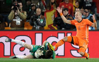 Netherlands' Arjen Robben, right, reacts as Spain goalkeeper Iker Casillas, left, makes a save during the World Cup final soccer match between the Netherlands and Spain at Soccer City in Johannesburg, South Africa, Sunday, July 11, 2010.  (AP Photo/Martin Meissner)