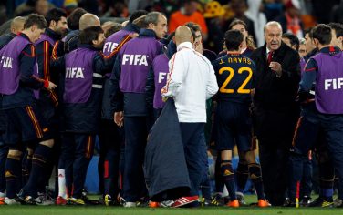 Spain head coach Vicente Del Bosque, second from right, talks to his players during the World Cup final soccer match between the Netherlands and Spain at Soccer City in Johannesburg, South Africa, Sunday, July 11, 2010.  (AP Photo/Bernat Armangue)