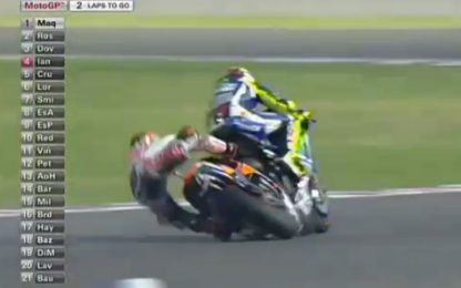 Rossi-Marquez, contatto! E la Honda finisce a terra