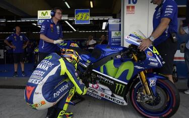 Rossi: "Sessione difficile". Lorenzo: "Grato alla Yamaha"