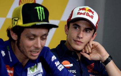 Rossi furibondo con Marquez: "E' scorretto. Corre per Lorenzo"