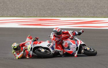 epa05242954 Italian MotoGP rider Andrea Iannone (L), of Ducati, his teammate Italian Andrea Dovizioso crash during the last lap of the Argentinian Motorcycle Grand Prix at the Termas de Rio Hondo racetrack in Argentina, 03 April 2016.  EPA/NICOLAS AGUILERA