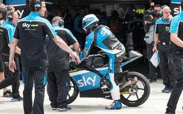 skyracingteamvr46_box_action