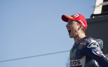 VALENCIA, SPAIN - NOVEMBER 08: Jorge Lorenzo of Spain and Movistar Yamaha MotoGP celebrate the victory at the MotoGP championship during the MotoGP Race at Ricardo Tormo Circuit on November 8, 2015 in Valencia, Spain. (Photo by Mirco Lazzari gp/Getty Images)