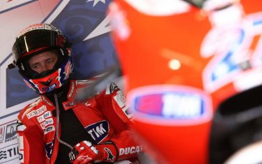 Australian MotoGP driver Casey Stoner has  a talk with mechanics in his box at the Le Mans racetrack during free practice, in Le Mans, Friday, May 21, 2010. (AP Photo/David Vincent)