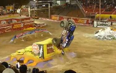 Delirio a Las Vegas: giro della morte con un Monster Truck