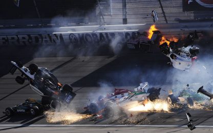 Indycar, incidente drammatico: è morto il pilota Wheldon