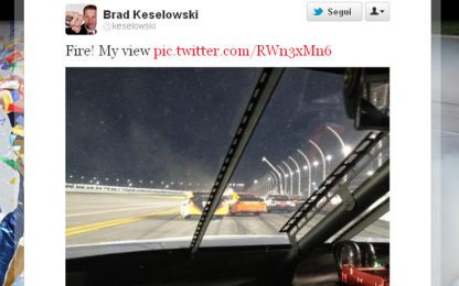Nascar: Montoya va a fuoco, Keselowski twitta dall'abitacolo